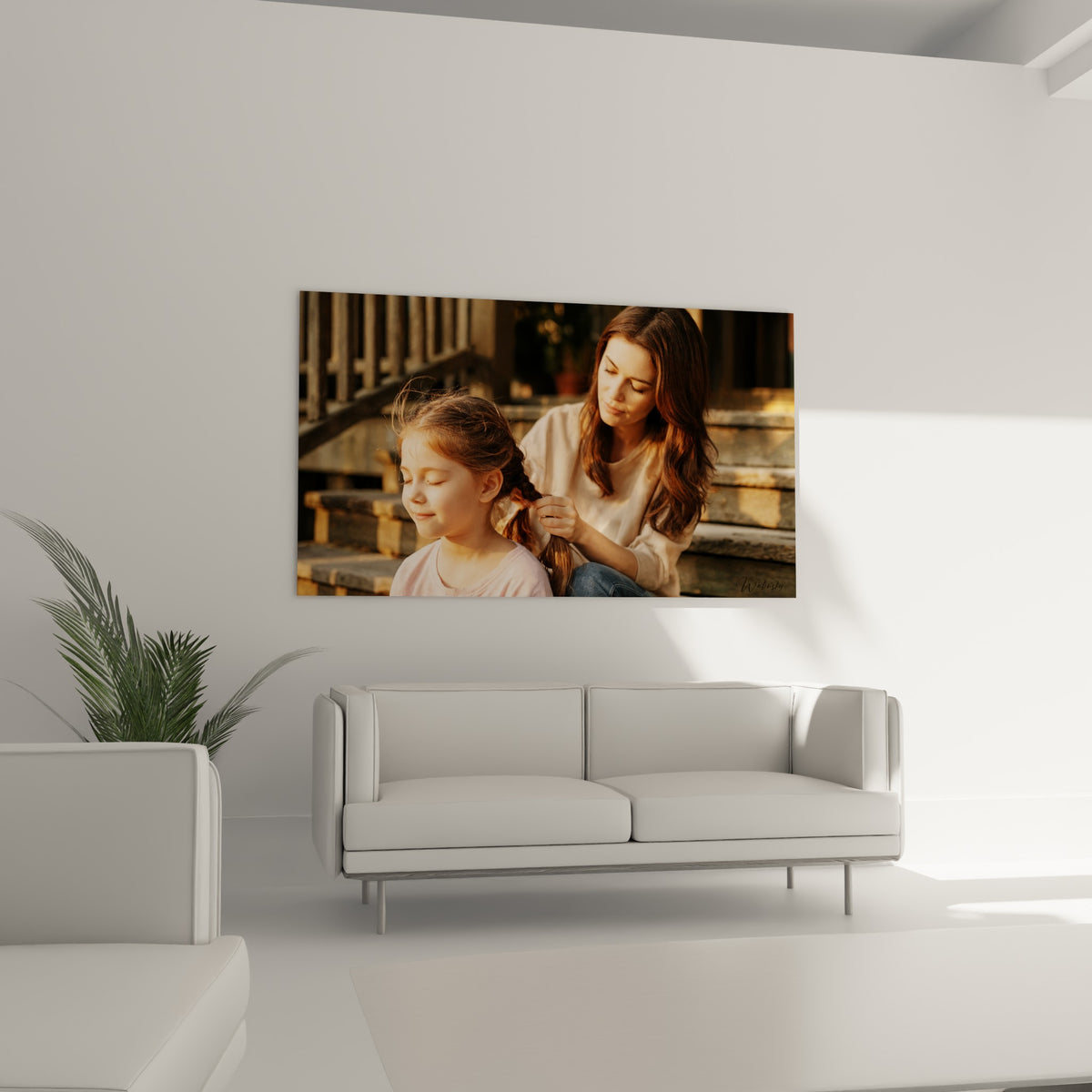 Complicité maternelle aux teintes cuivrées et beige, tableau Coiffure suspendu au-dessus d'un canapé dans un salon lumineux