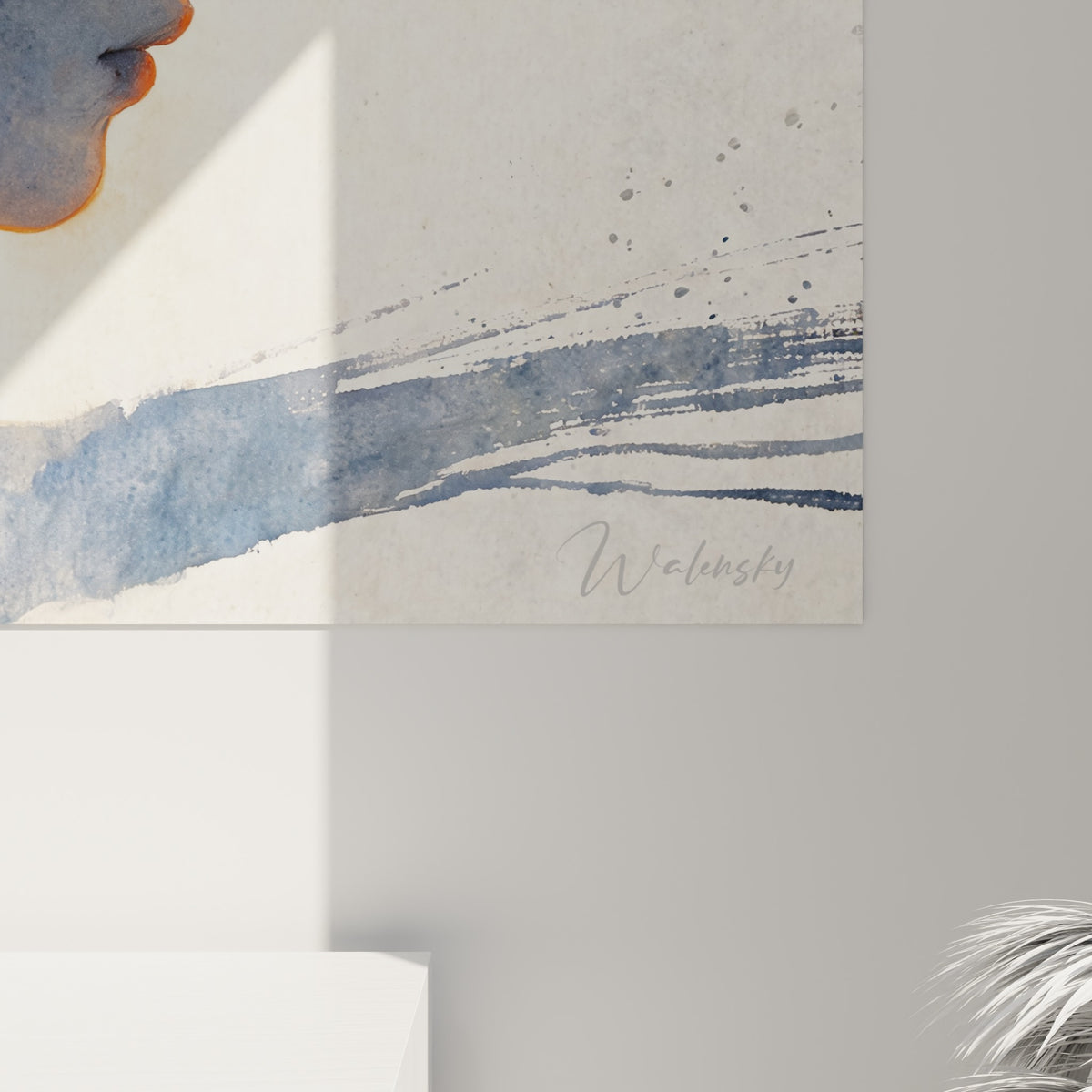 Détail des coulures bleu marine et éclaboussures grises sur la matière aquarelle du portrait orangé