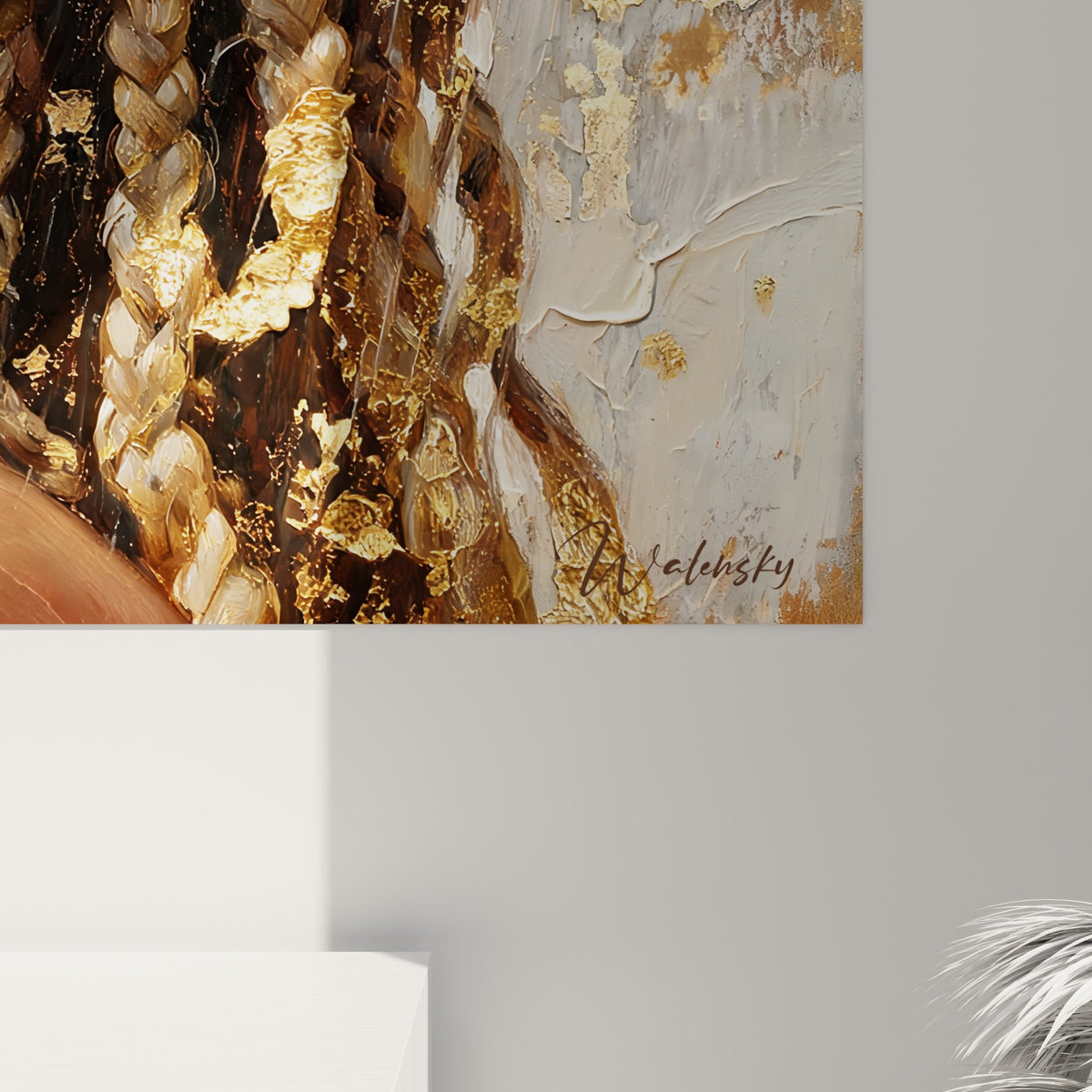 Détail des tresses coiffure dorées avec empâtements et feuille d'or, grain texturé sur fond blanc craquelé