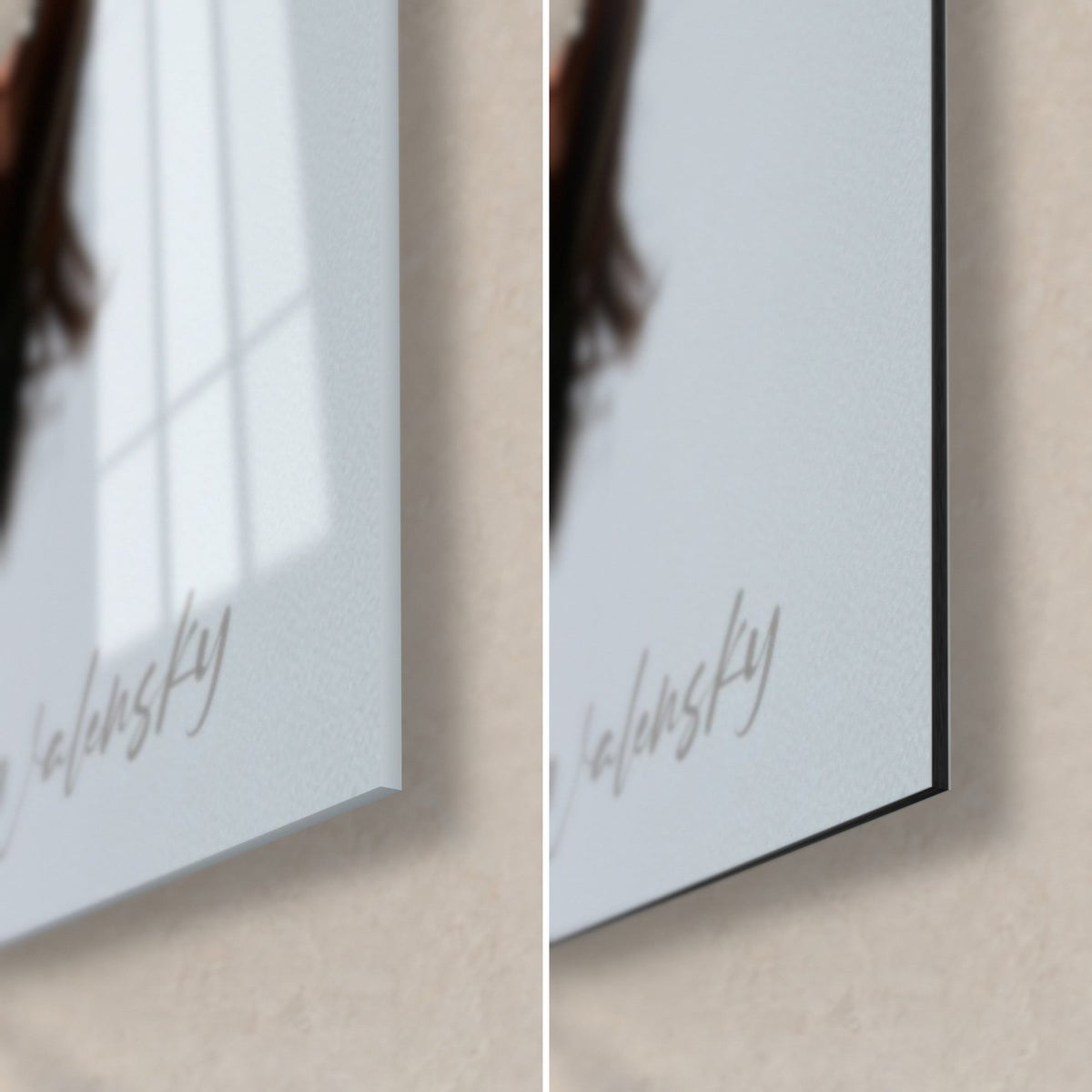 Quadro trio di bionde in maglione nero, angolo in basso a destra: vetro acrilico lucido a sinistra, Dibond nero opaco a destra, firma Walensky