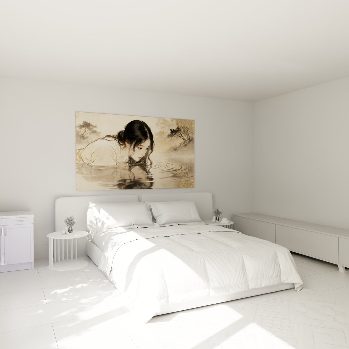 Chevelure noire effleurant l'eau beige et dorée, au-dessus d'un lit dans une chambre claire
