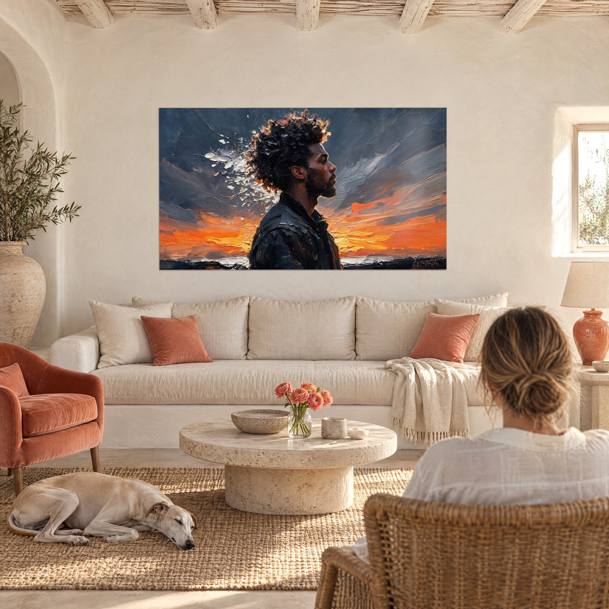 Gemälde eines Männerporträts im Profil, Afro-Locken, orangefarbener und anthrazitfarbener Himmel, über einem Sofa in einem hellen Wohnzimmer
