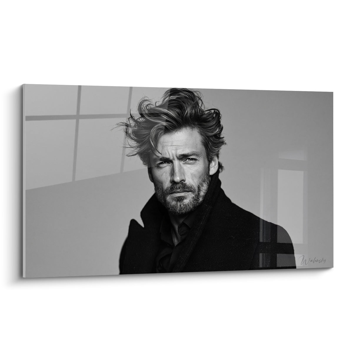 Portrait homme mèches poivre et sel envolées, manteau noir, fond gris clair épuré