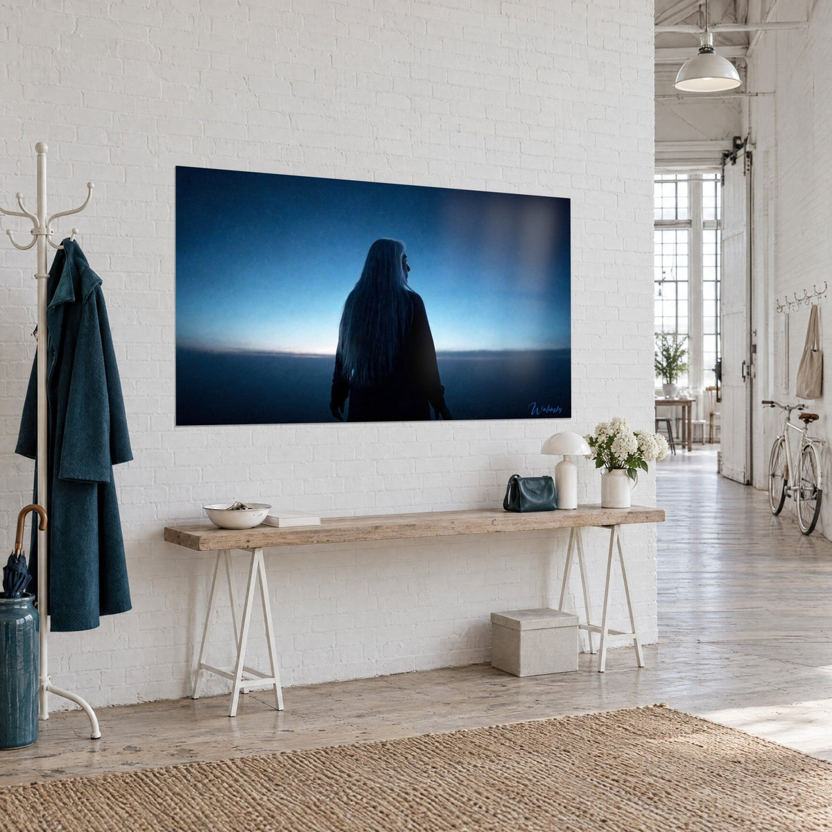 Quadro donna di profilo con capelli argentati, sfumatura dal turchese al blu navy, vista di tre quarti su una consolle in legno