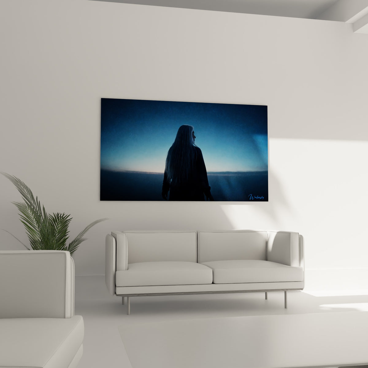 Silhouette bleu nuit à mèches argentées suspendue au-dessus d'un canapé dans un salon lumineux