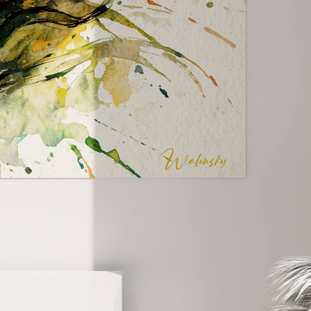 Matière aquarelle vert sauge et ocre en gros plan, coulures et éclaboussures sur toile texturée