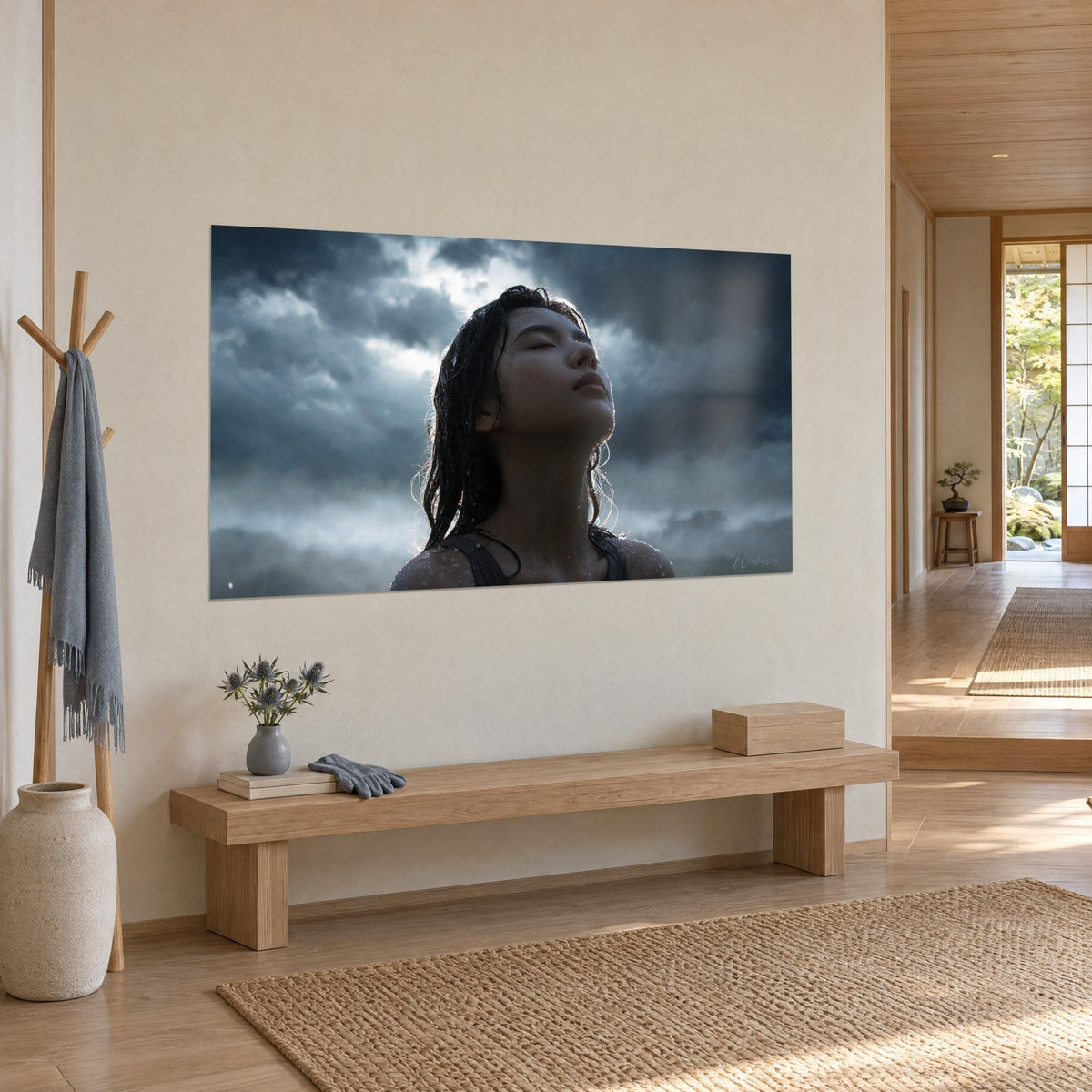 Cuadro retrato de una morena ofrecida al aguacero, gotas sobre la piel, cielo de tormenta azul medianoche y gris, vista de tres cuartos, casa japandi