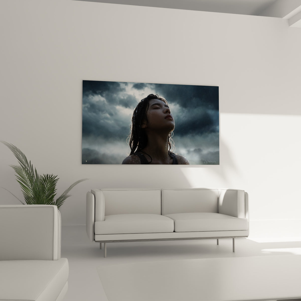 Portrait sous la pluie aux teintes anthracite et argentées, au-dessus d'un canapé dans un salon lumineux