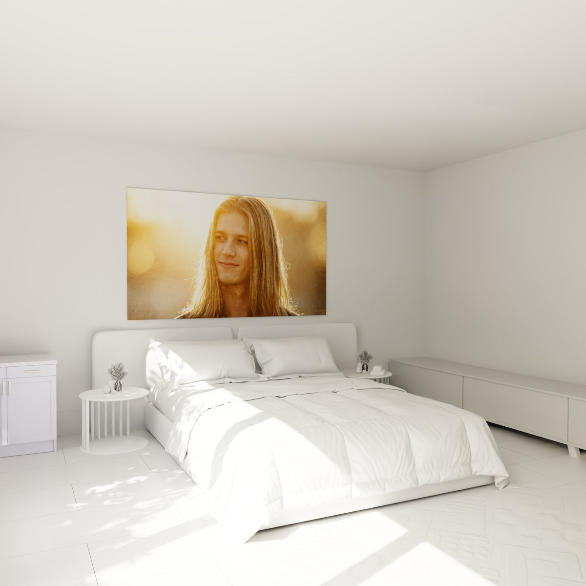 Portrait Coiffure homme chevelure dorée et brune au-dessus d'un lit dans une chambre claire