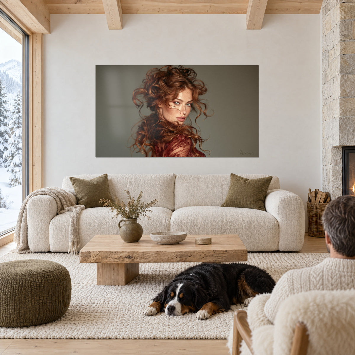 Tableau jeune rousse aux boucles auburn, regard vert, fond gris kaki, un chien noir allongé, au-dessus d'un canapé dans un salon lumineux