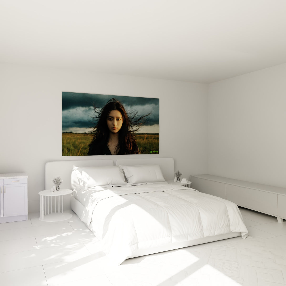 Visage féminin aux mèches brunes agitées par le vent, tableau accroché au-dessus d'un lit dans une chambre claire