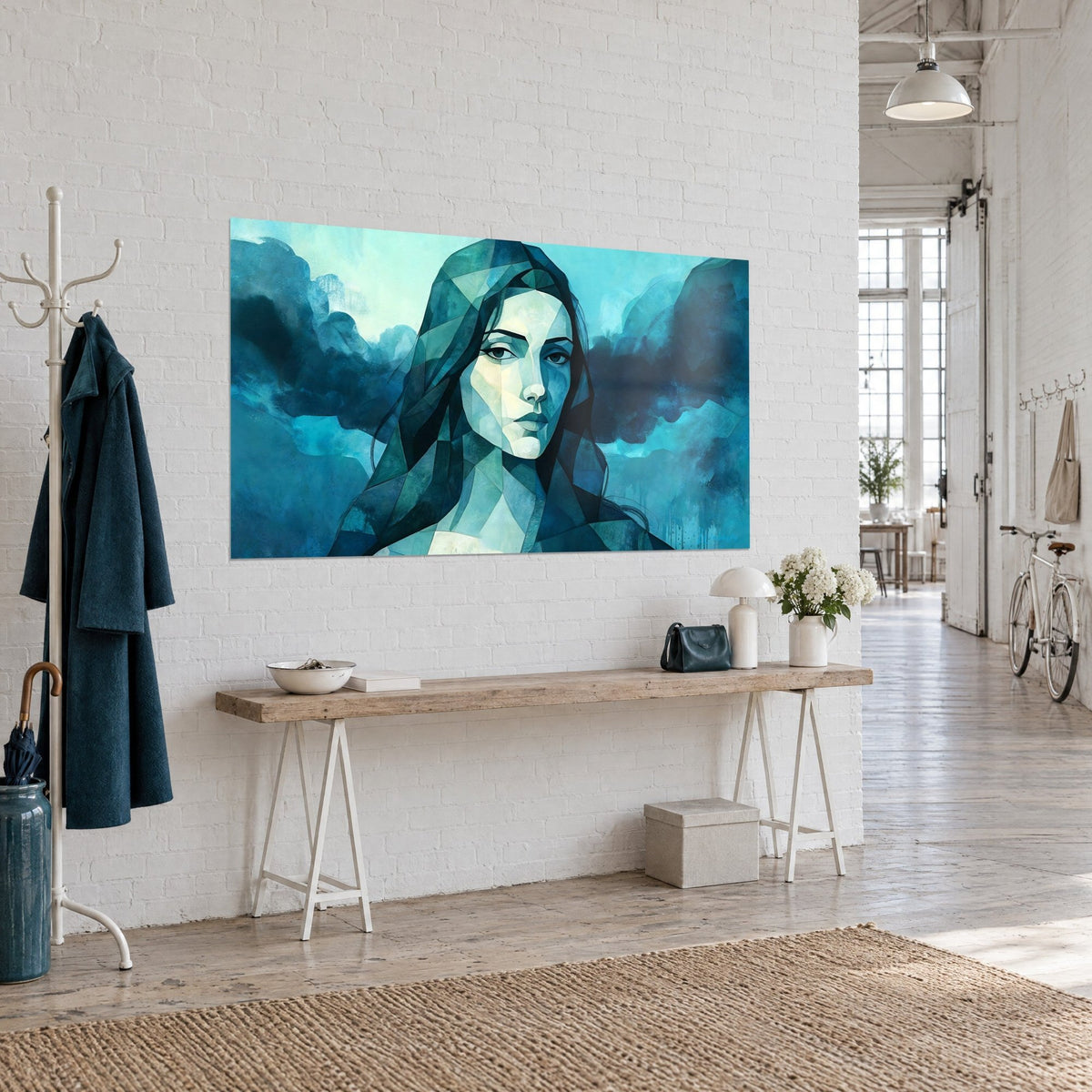 Schilderij gefacetteerd gezicht in zeegroene en ivoorkleurige vlakken, lang donker haar, boven een houten console in een loft