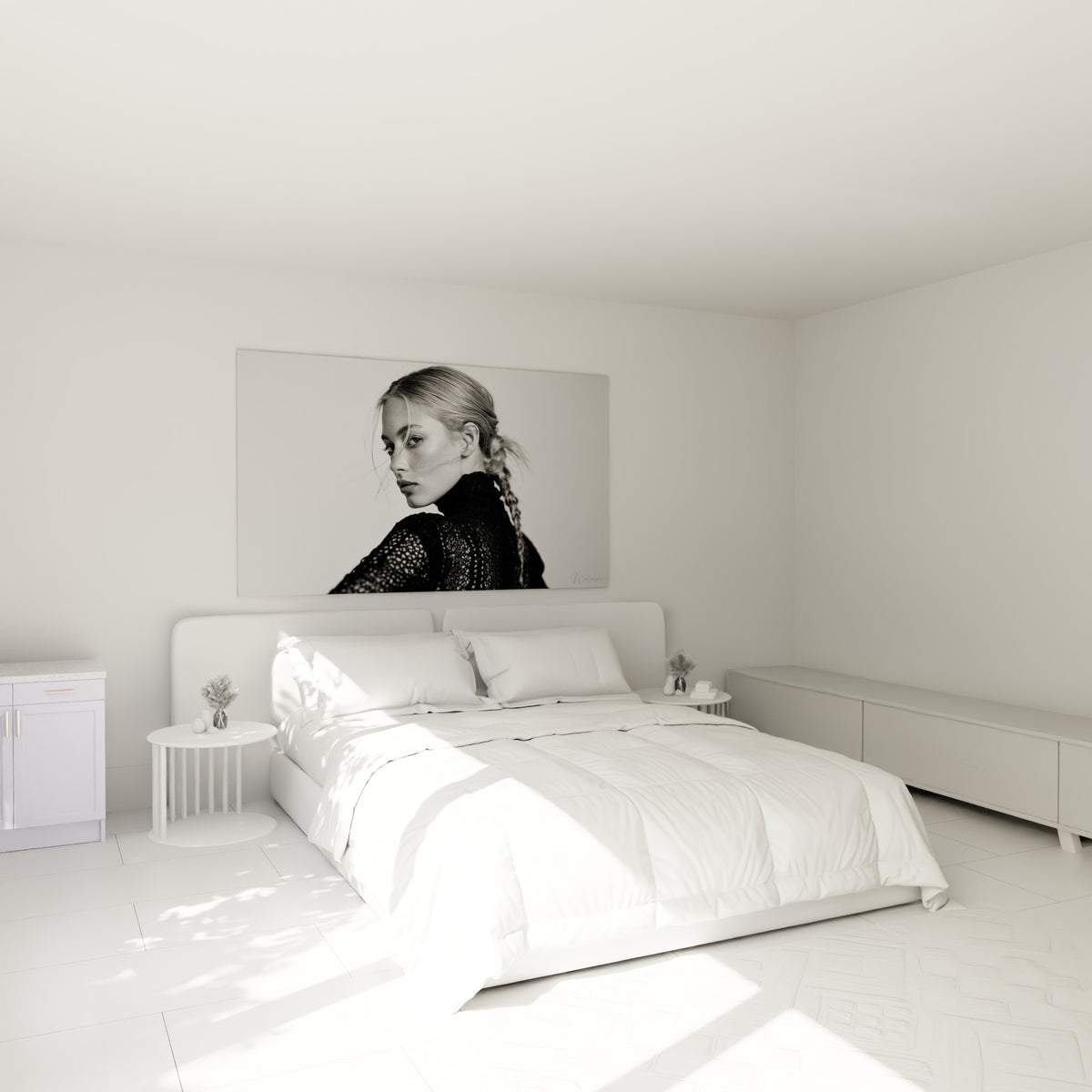 Coiffure tressée blonde argentée sur fond blanc, pull noir texturé, au-dessus d'un lit dans une chambre claire