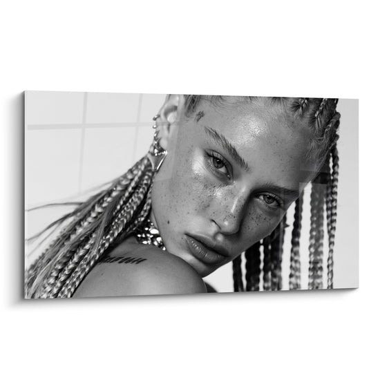 Tableau Portrait noir et blanc aux tresses fines - Regard sans filtre - Edition Coiffure