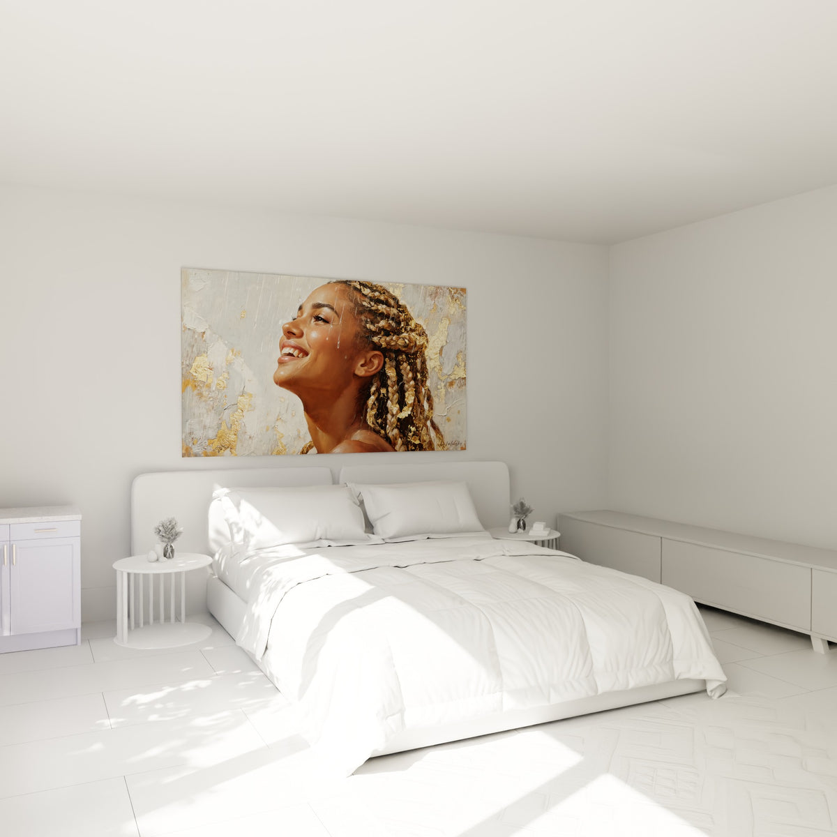Portrait coiffure tresses or et blanc, sourire lumineux, accroché au-dessus d'un lit dans une chambre claire