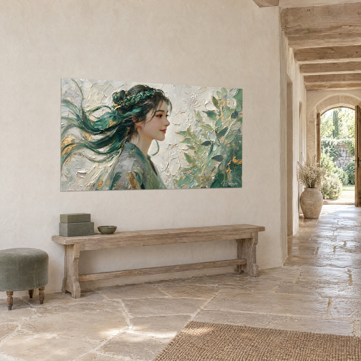 Tableau jeune femme souriante à la natte verte ornée d'or, empâtements blanc crème, mur de pierre et banc en bois, vue de trois-quarts
