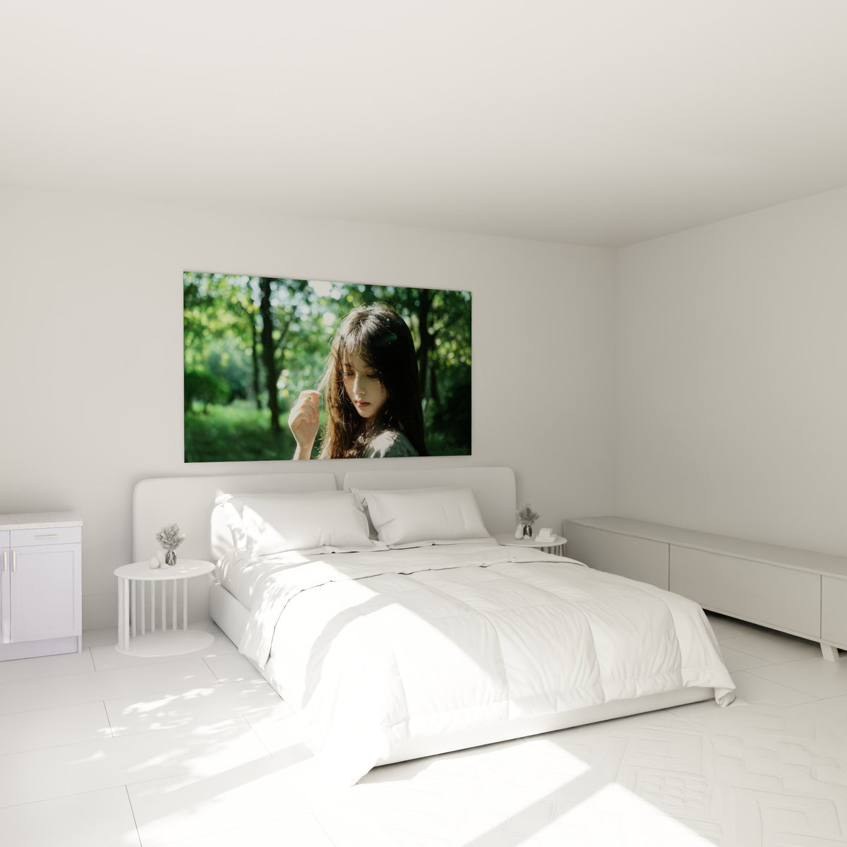 Portrait pensif aux cheveux bruns et fond vert doré au-dessus d'un lit dans une chambre claire