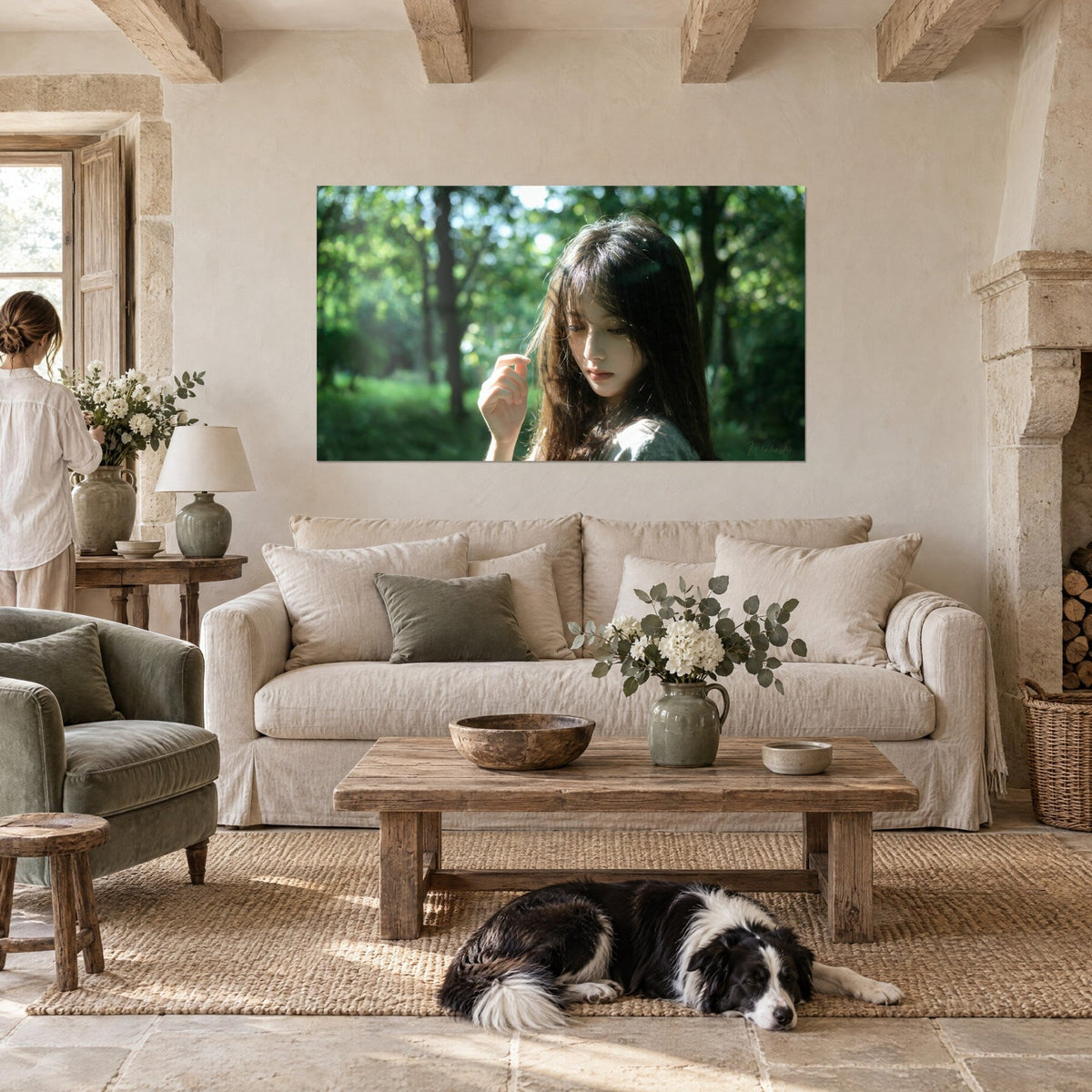 Gemälde Porträt einer verträumten Brünetten mit seidigen Strähnen, smaragdgrünes Laub und goldenes Licht, davor ein liegender Collie, über einem Sofa in einem hellen Wohnzimmer