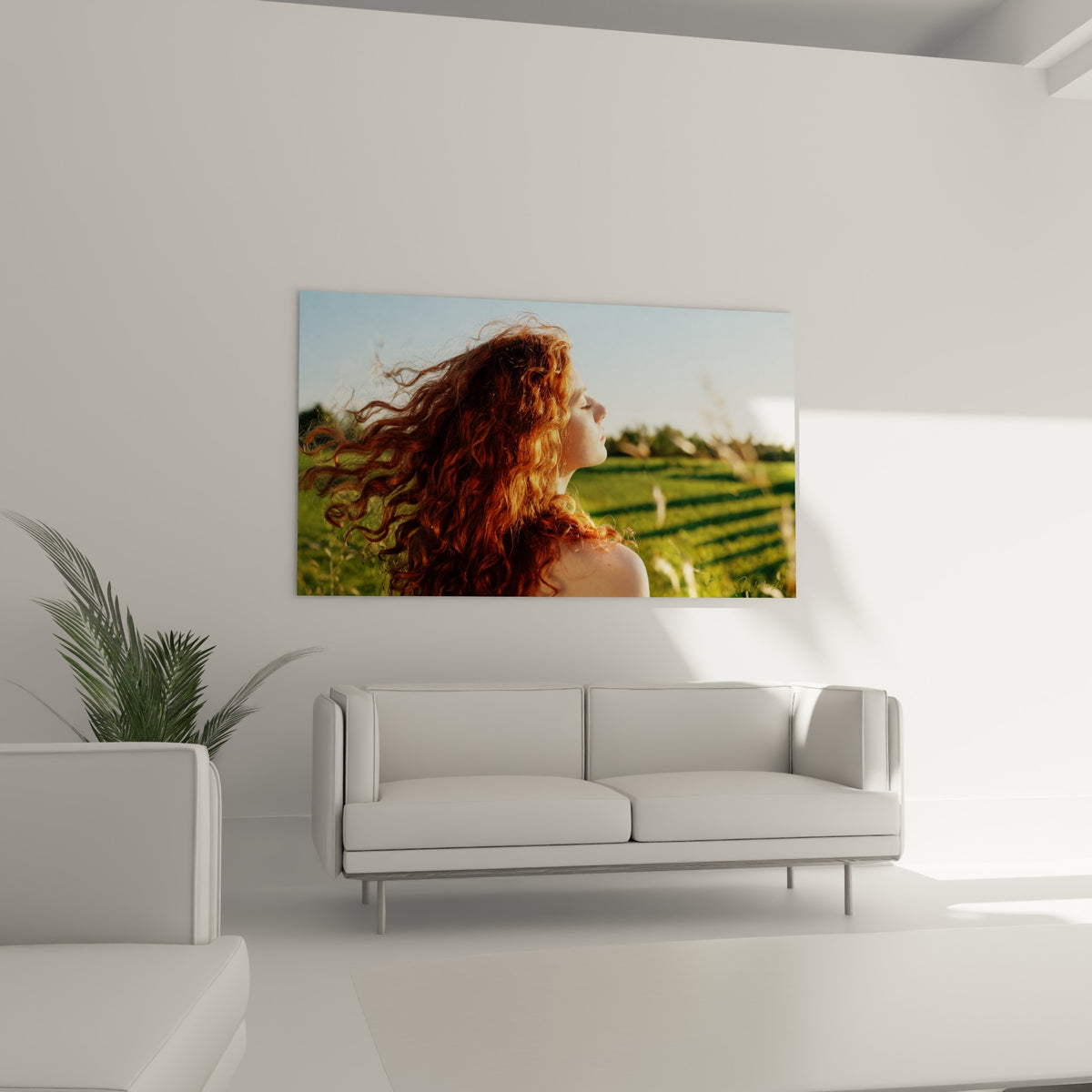 Profil serein aux mèches rousses dorées et fond vert, tableau au-dessus d'un canapé dans un salon lumineux