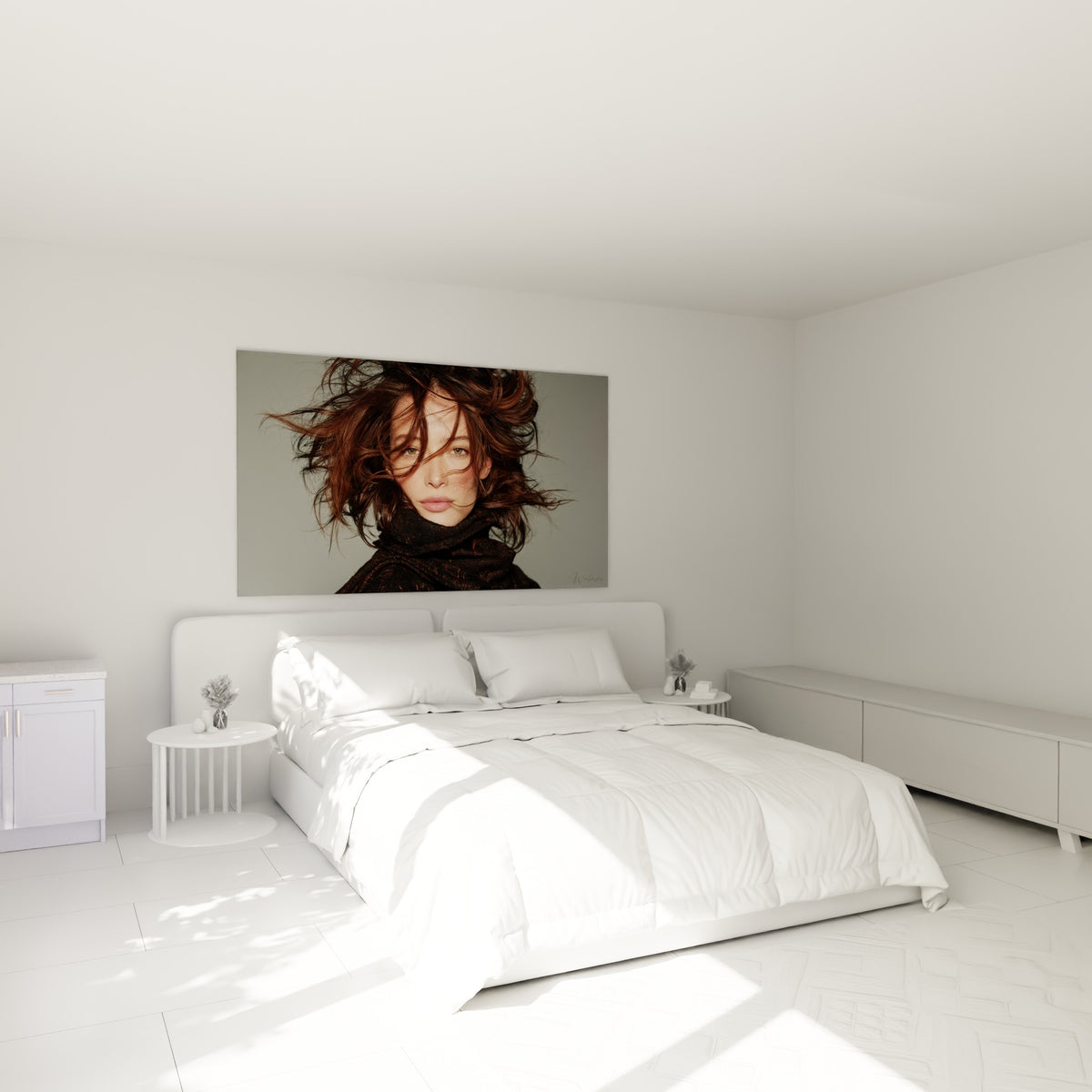 Visage encadré de mèches brun cuivré, regard direct, au-dessus d'un lit dans une chambre claire