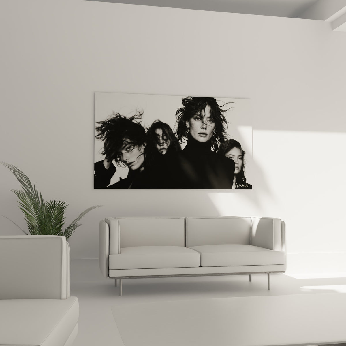 Silhouette en noir et blanc à la chevelure agitée, accrochée au-dessus d'un canapé dans un salon lumineux