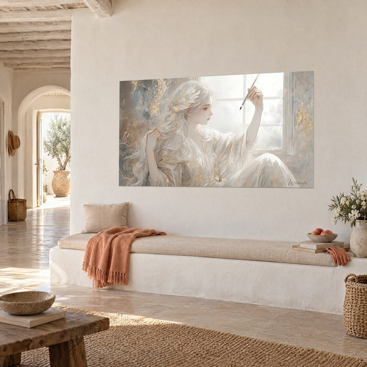 Gemälde einer lockigen Muse im perlmuttfarbenen Kleid, Federn im Haarschmuck, goldene Adern auf grauer Wand, Dreiviertelansicht auf eine weiße Sitzbank