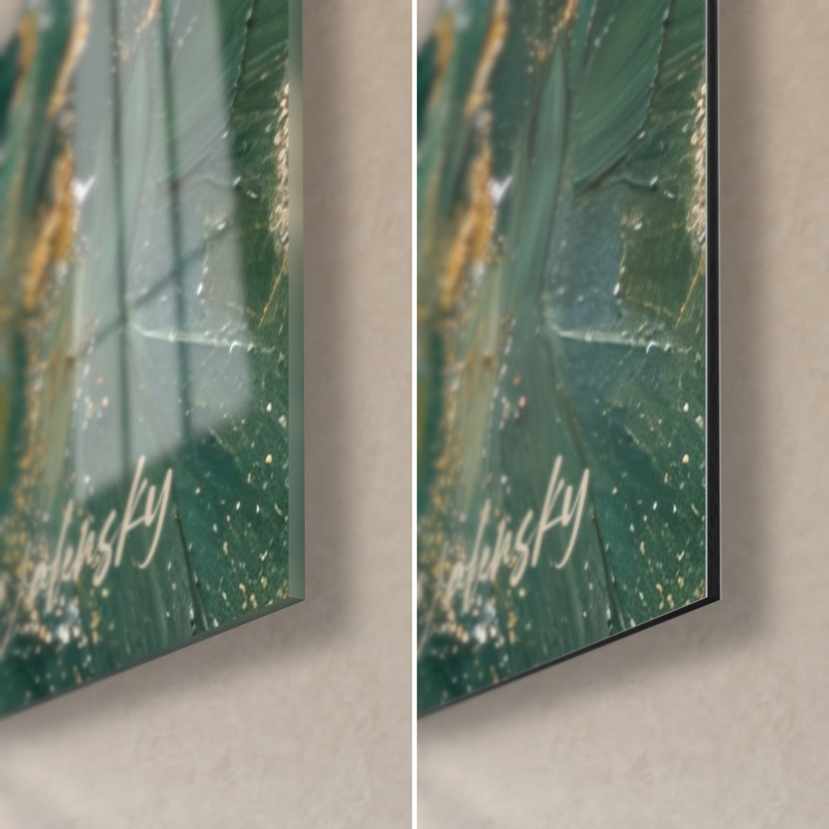 Tableau portrait féminin vert émeraude et doré, coin bas droit : verre acrylique brillant à gauche, alu Dibond noir mat à droite