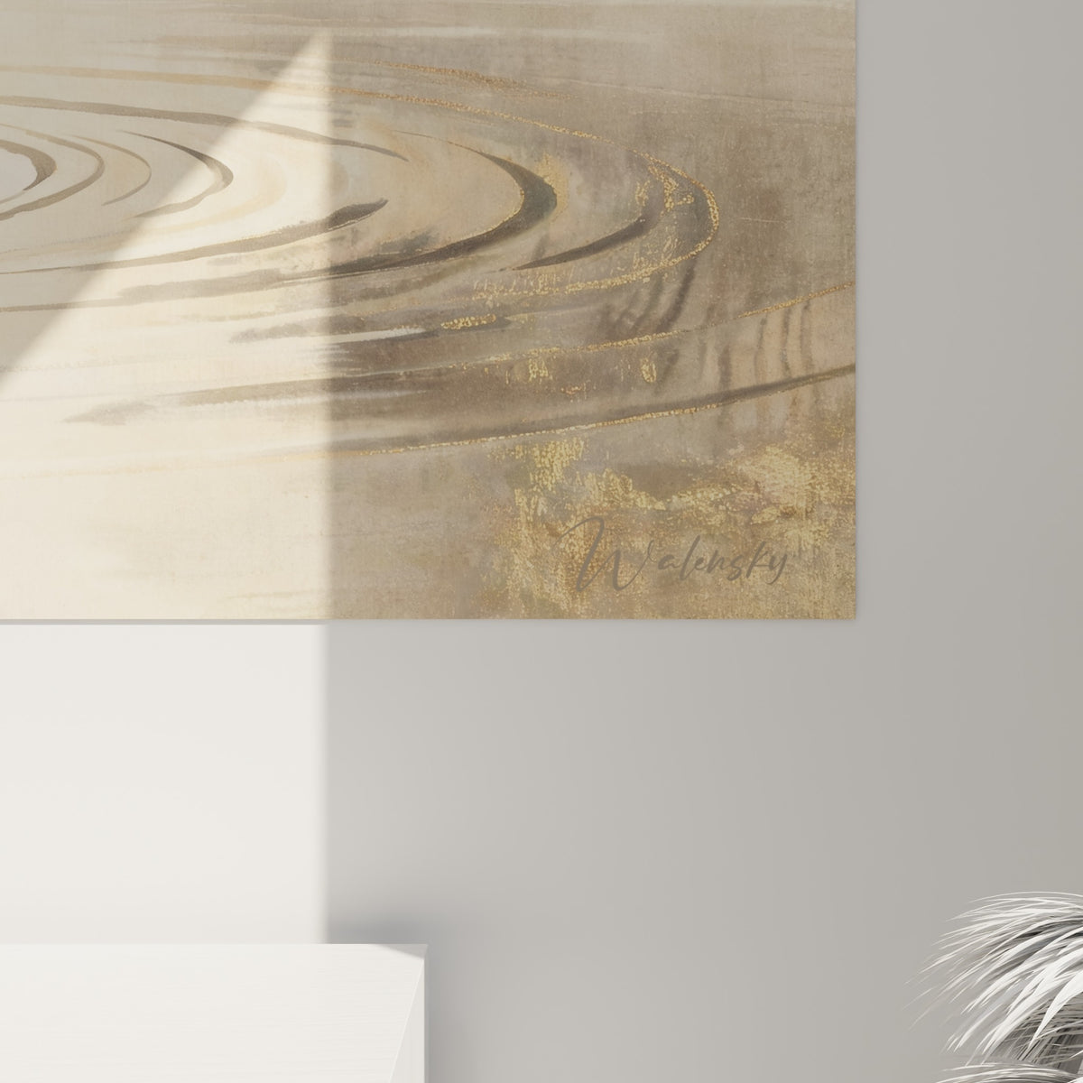 Texture de l'encre noire et dorée capturant les ondulations de l'eau sur la toile accrochée