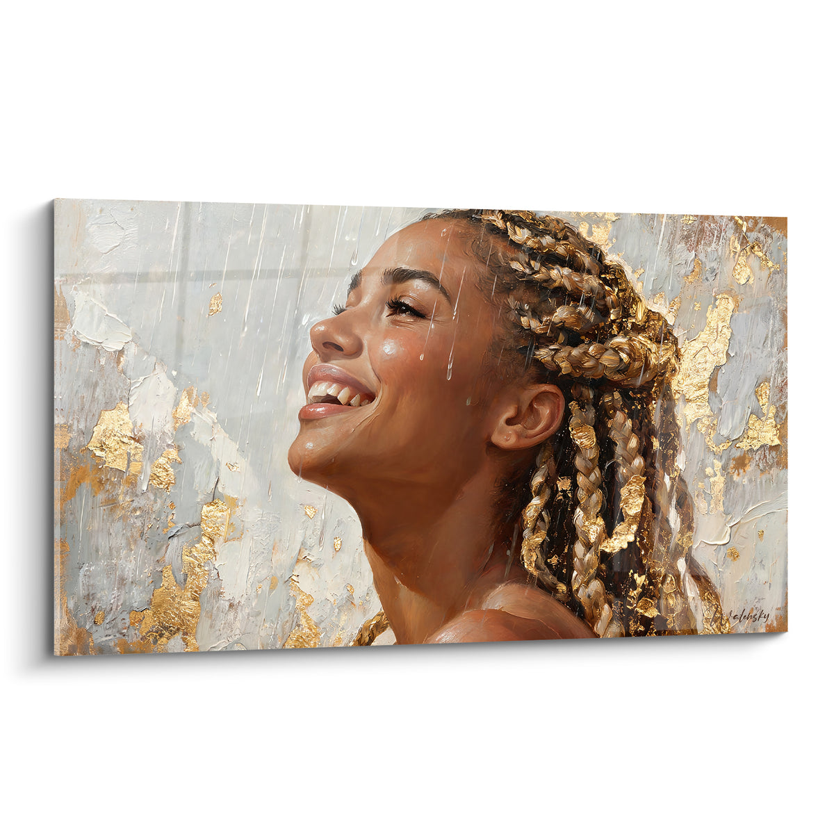 Coiffure de tresses dorées sur femme souriante, peau cuivrée, fond blanc craquelé et or