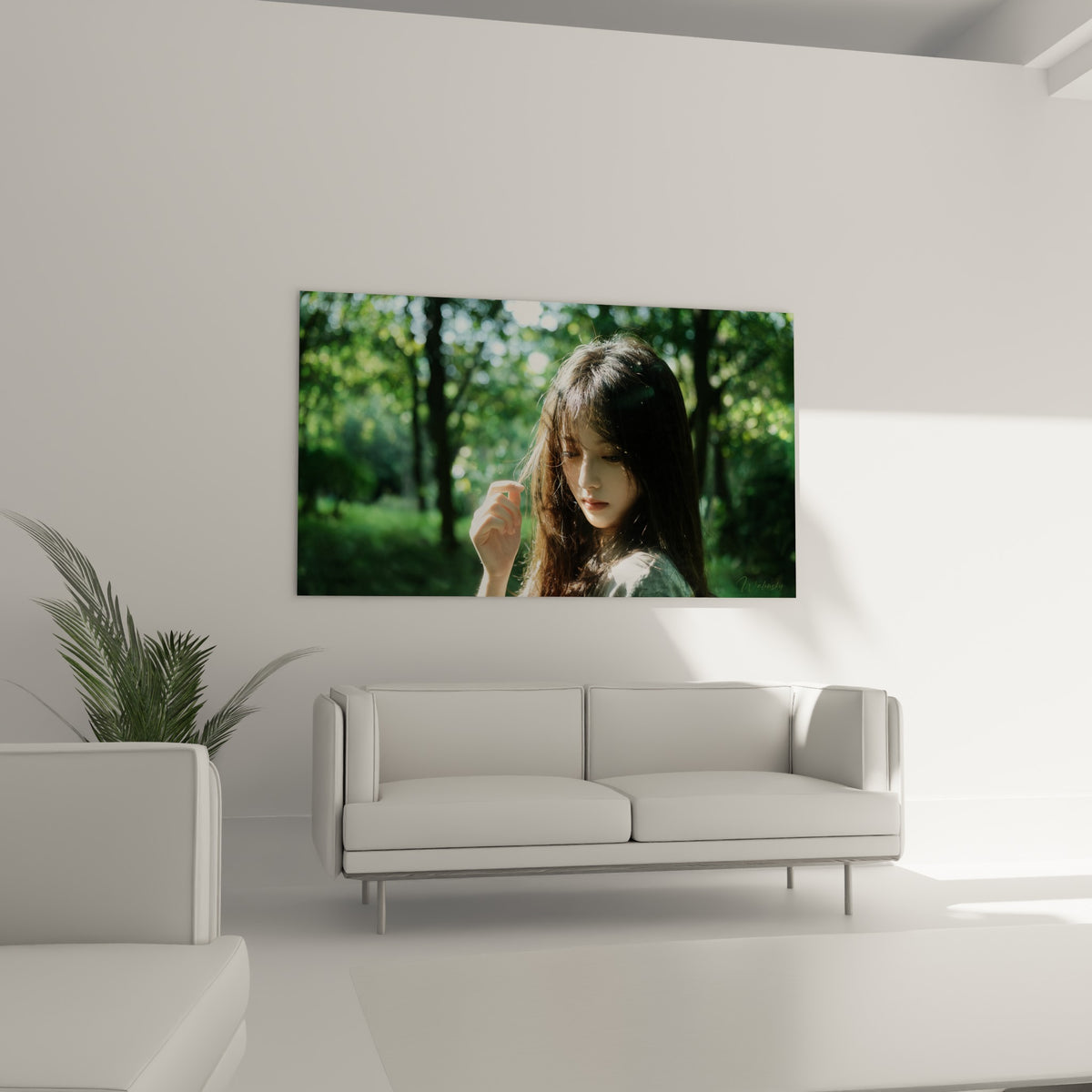 Visage baissé et chevelure brune sur fond vert bokeh au-dessus d'un canapé dans un salon lumineux