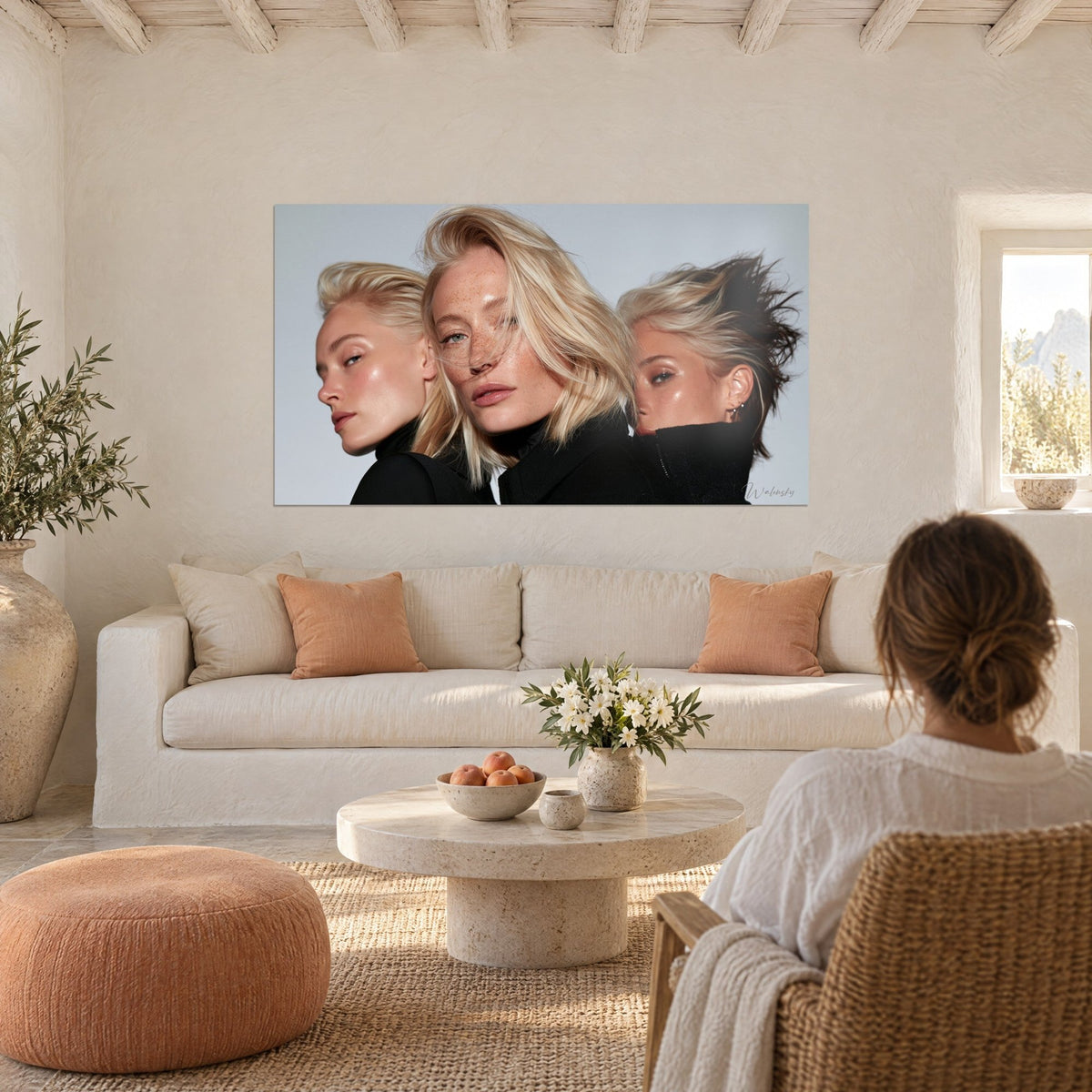 Quadro trittico di tre volti incipriati dai capelli biondi, colletti neri e cielo grigio chiaro, sopra un divano in un soggiorno luminoso