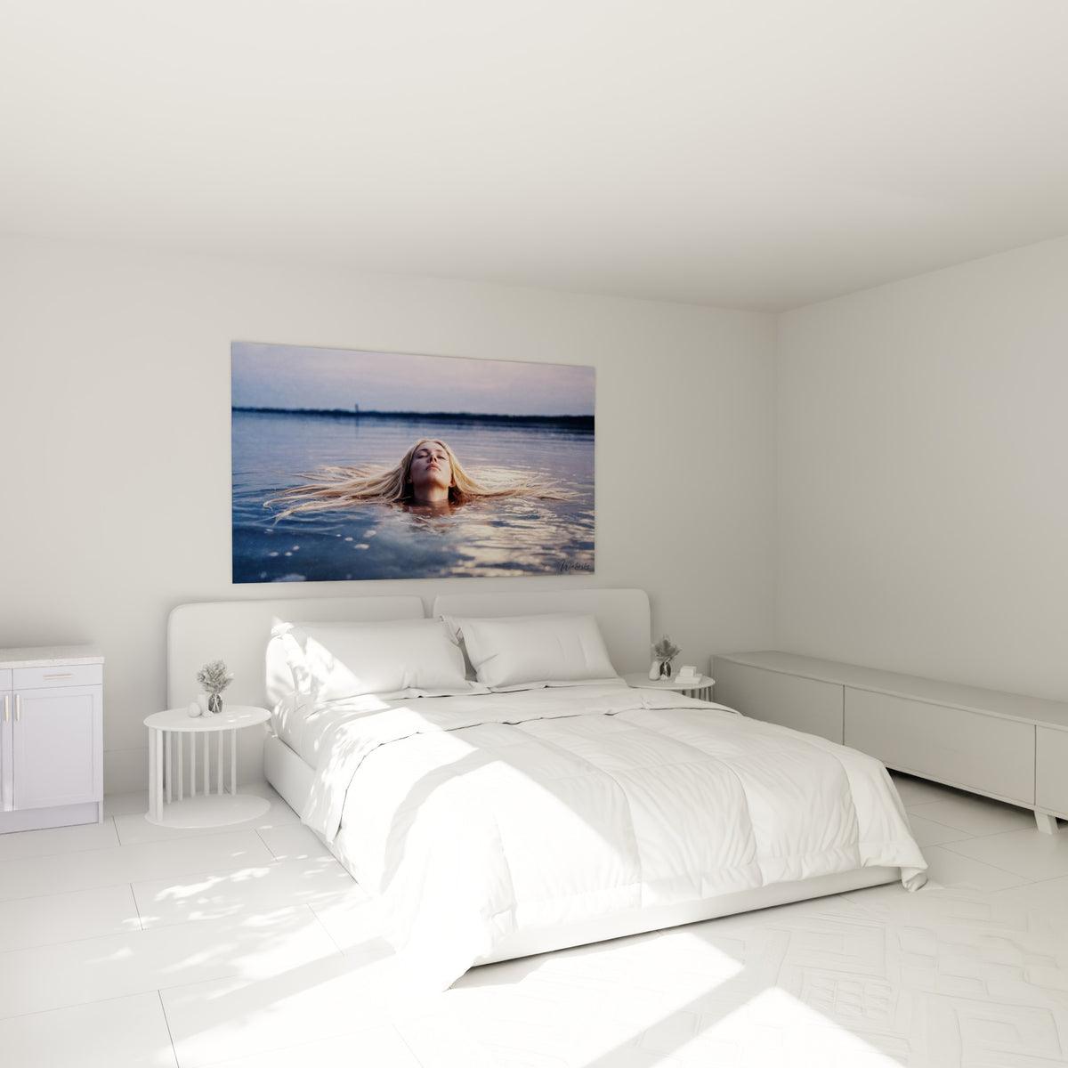 Visage flottant, cheveux blonds dorés déployés sur l'eau mauve, au-dessus d'un lit dans une chambre claire
