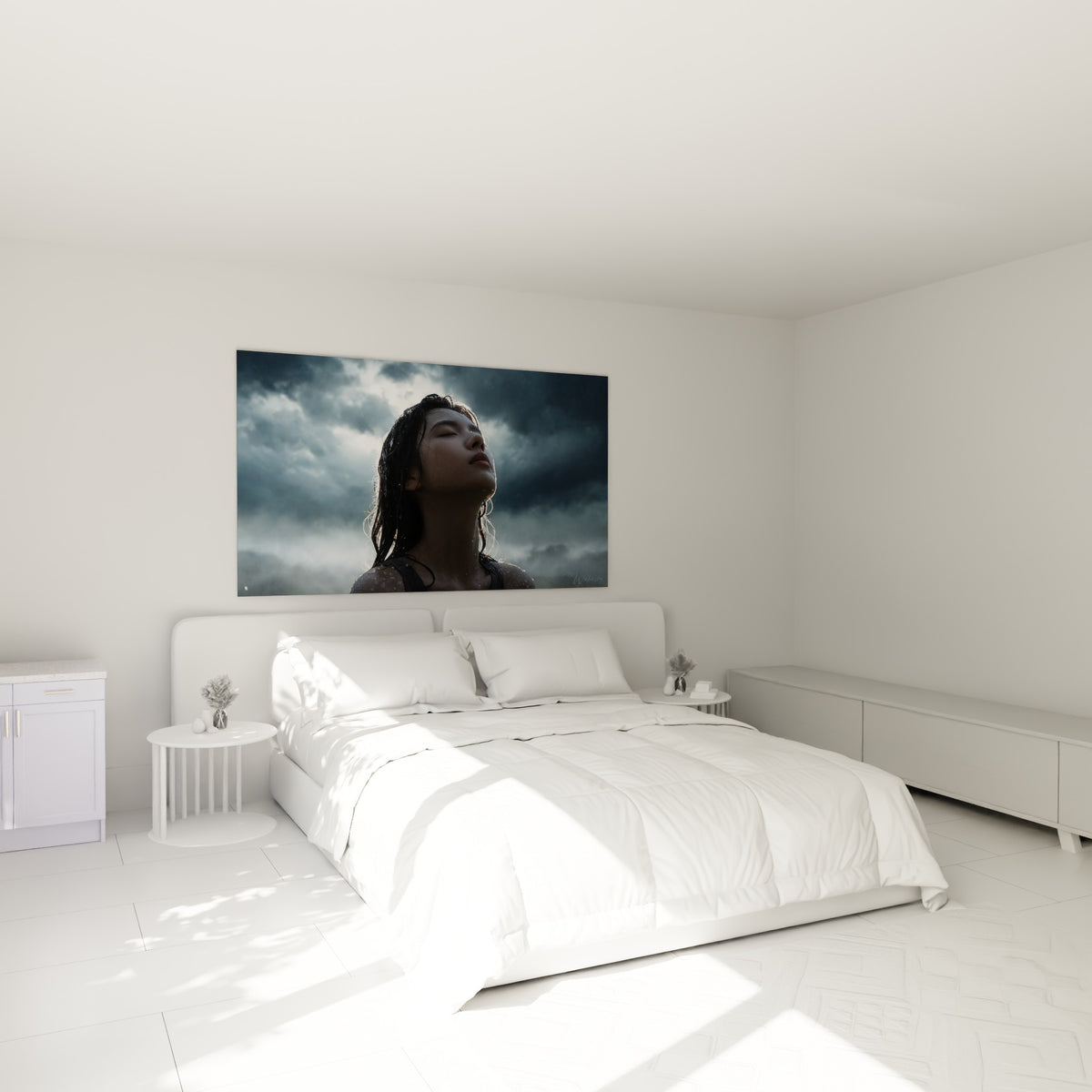 Visage renversé vers un ciel bleu orageux, cheveux noirs mouillés, au-dessus d'un lit dans une chambre claire