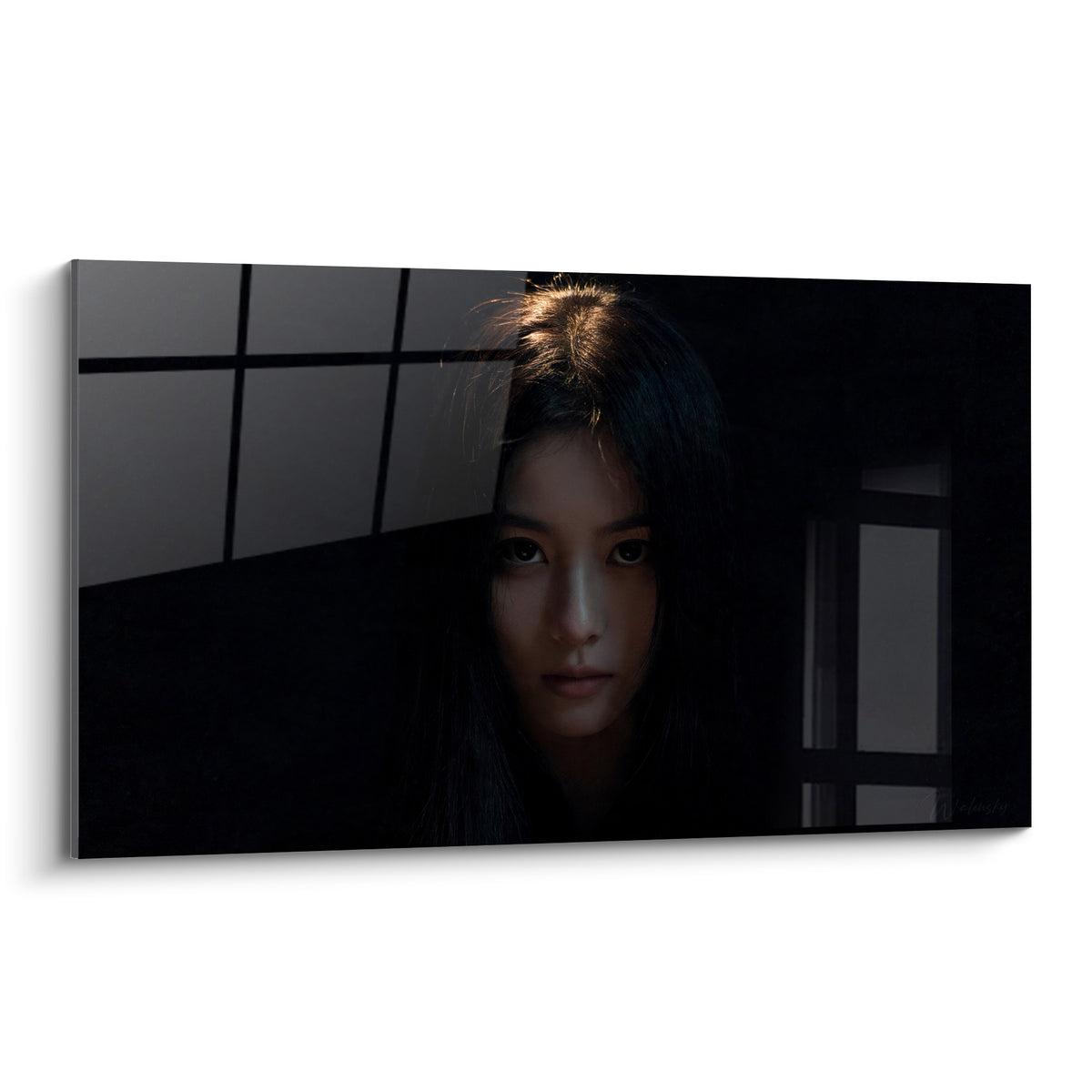Visage émergeant de l'ombre, chevelure noire et reflets dorés, fond noir intense