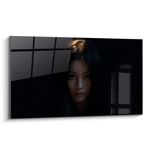 Tableau Portrait féminin cheveux noirs et fenêtre grise - Silence nocturne - Edition Coiffure