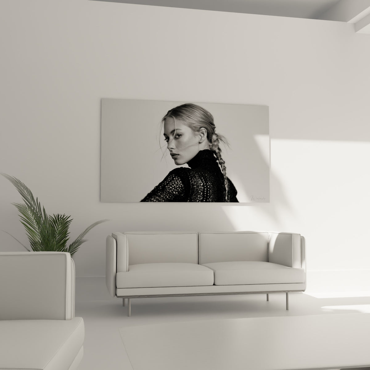 Visage de profil et tresse serrée en noir et blanc, contraste gris et anthracite, au-dessus d'un canapé dans un salon lumineux