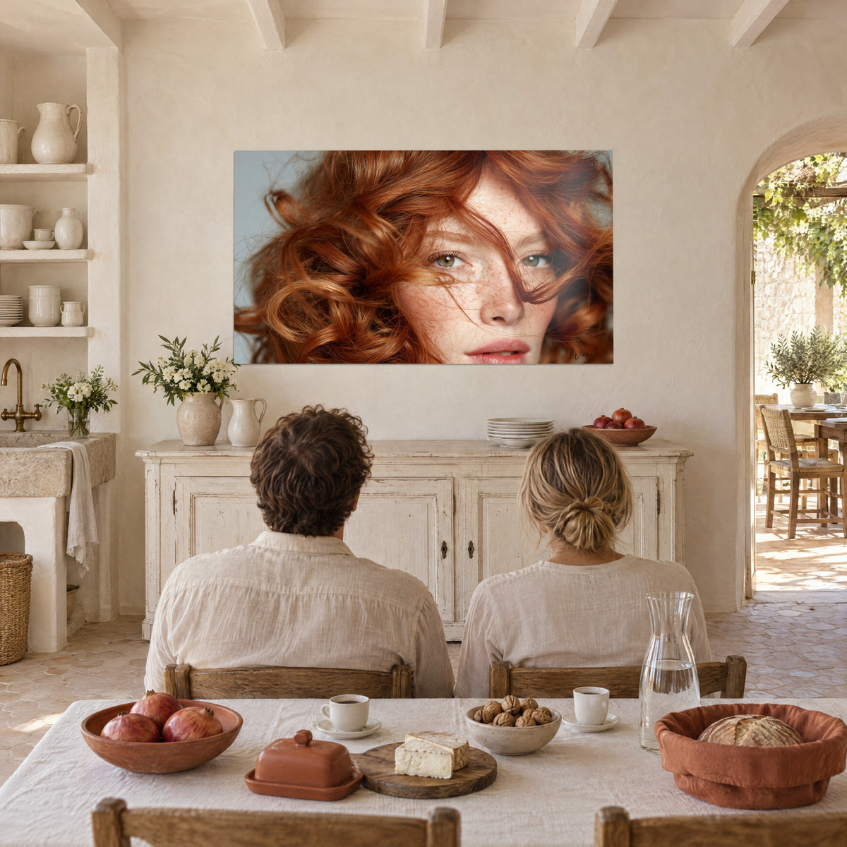 Tableau jeune rousse aux mèches emmêlées sur le visage, regard vert perçant, grande cuisine ocre d'un mas provençal, deux convives de dos