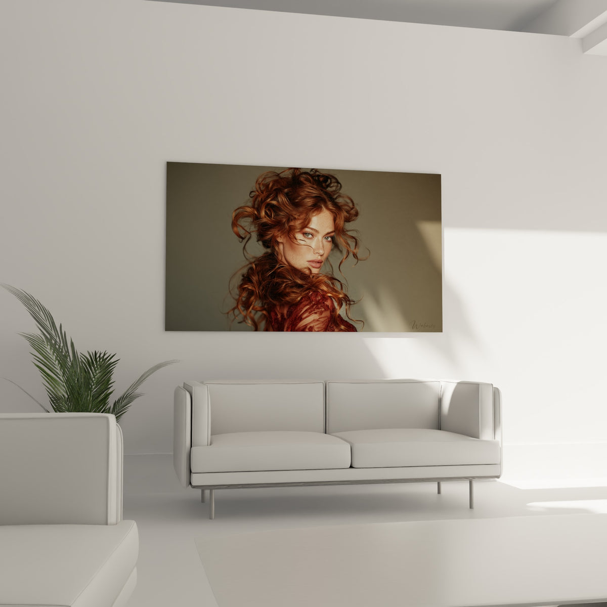 Portrait roux aux mèches cuivrées et taches de rousseur au-dessus d'un canapé dans un salon lumineux