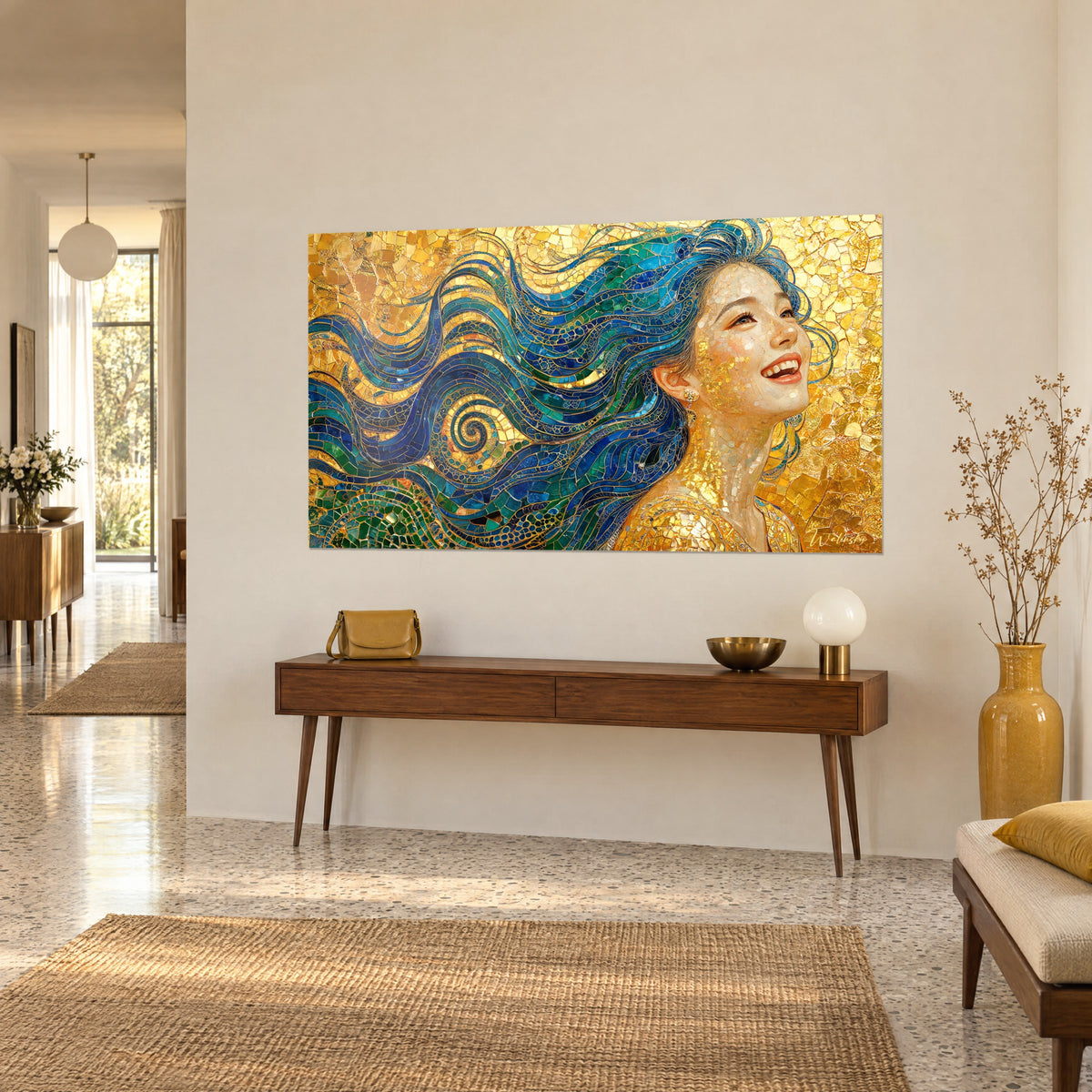 Cuadro de un rostro extático vuelto hacia el cielo, cabello turquesa en volutas sobre oro resplandeciente, vista de tres cuartos sobre una consola de madera