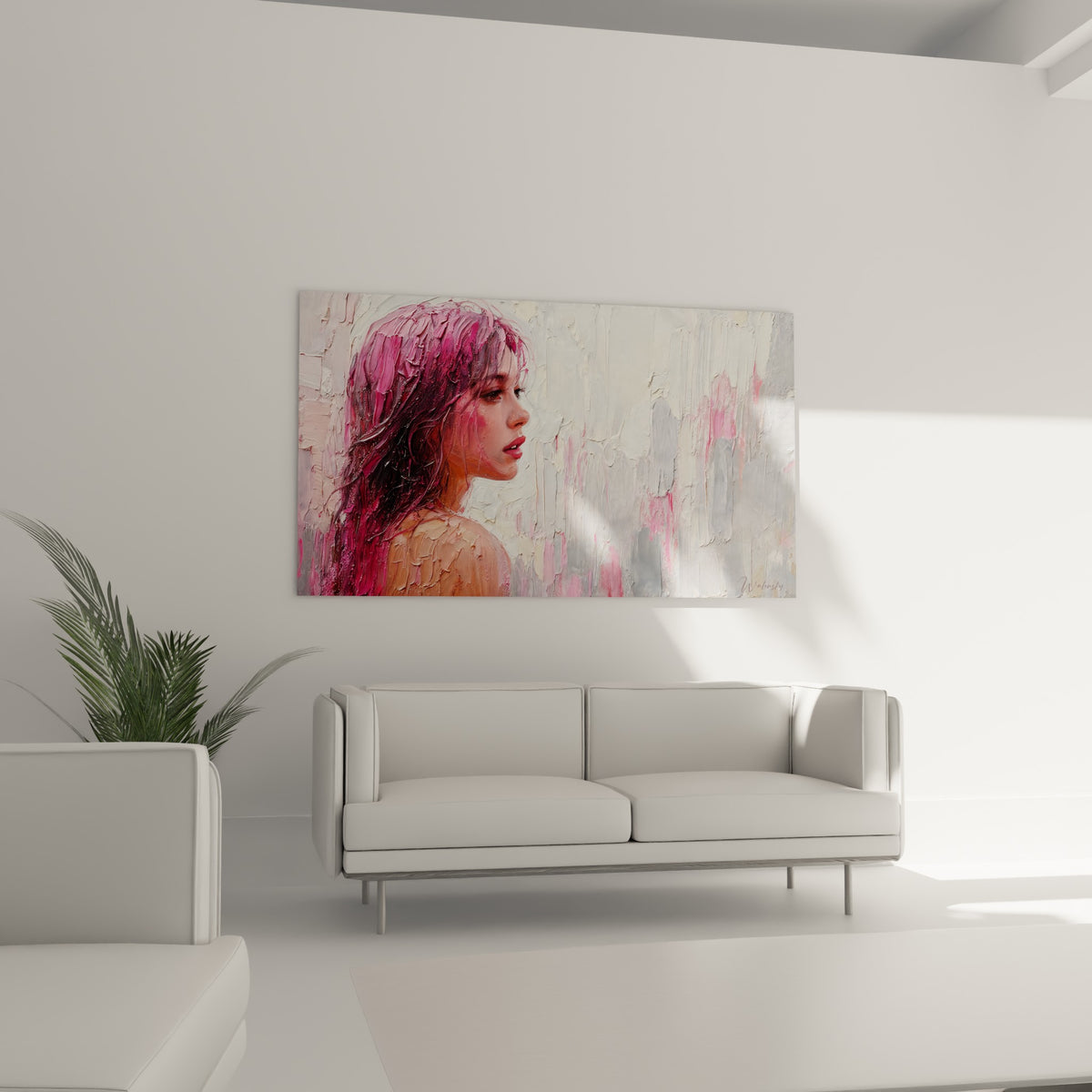 Visage de profil aux teintes roses et grises au-dessus d'un canapé dans un salon lumineux