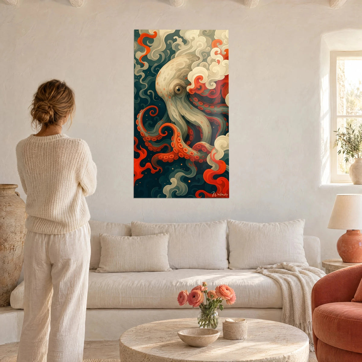 Quadro polpo avorio con tentacoli arancio vivo, volute di fumo crema su fondo blu notte, sopra un divano in un soggiorno luminoso