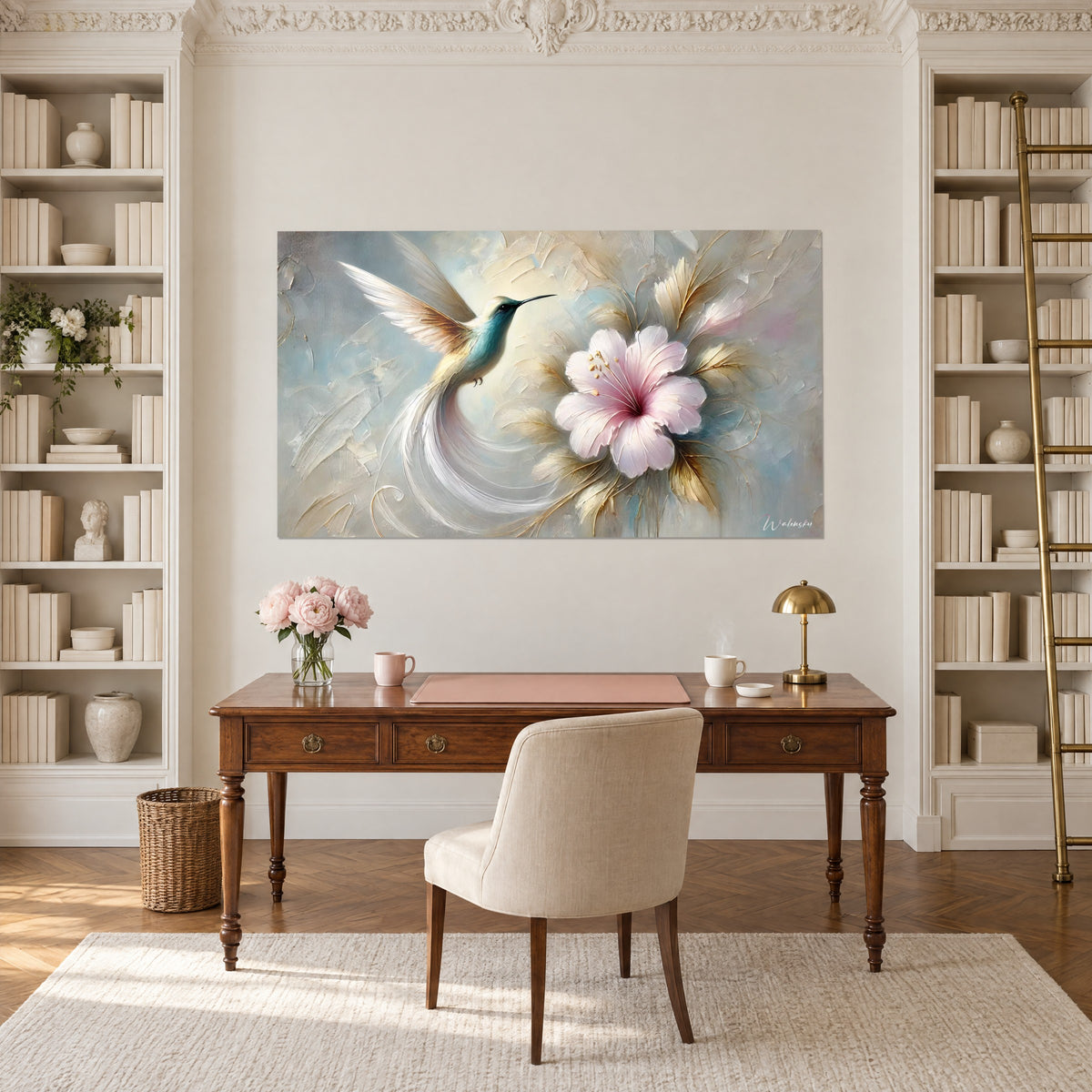 Gemälde in Spachteltechnik mit einem Kolibri mit geöffneten Flügeln und rosa Blüte, pastellblaue und elfenbeinfarbene Töne, zwischen zwei Bücherregalen in einem Arbeitszimmer