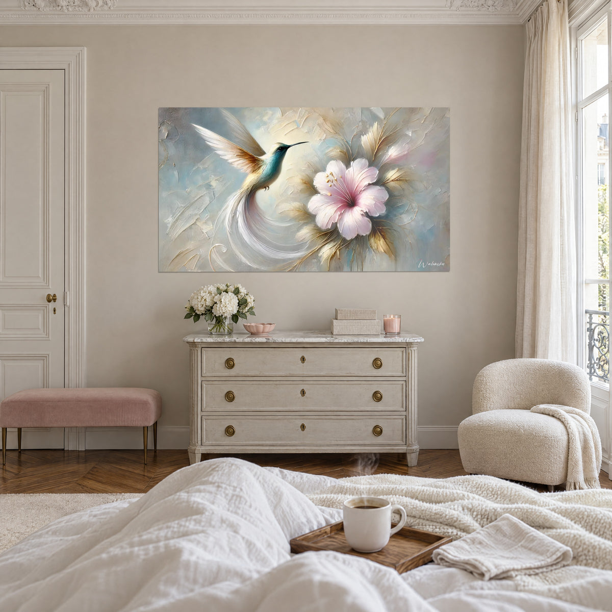 Gemälde mit zartrosa Hibiskus und Kolibri mit goldenen Flügeln auf pudrig blauem Grund, perlmuttartige Pastösen, über einem Bett in einem hellen Schlafzimmer
