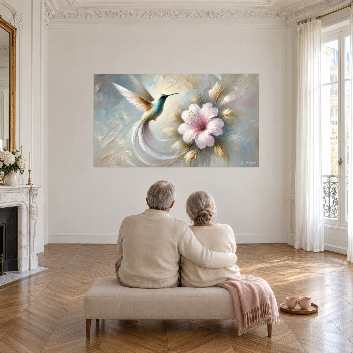 Gemälde mit schwebendem Kolibri vor einem rosa Hibiskus, Palette aus Gletscherblau und Gold, gegenüber einem älteren Paar, das auf einer Bank sitzt