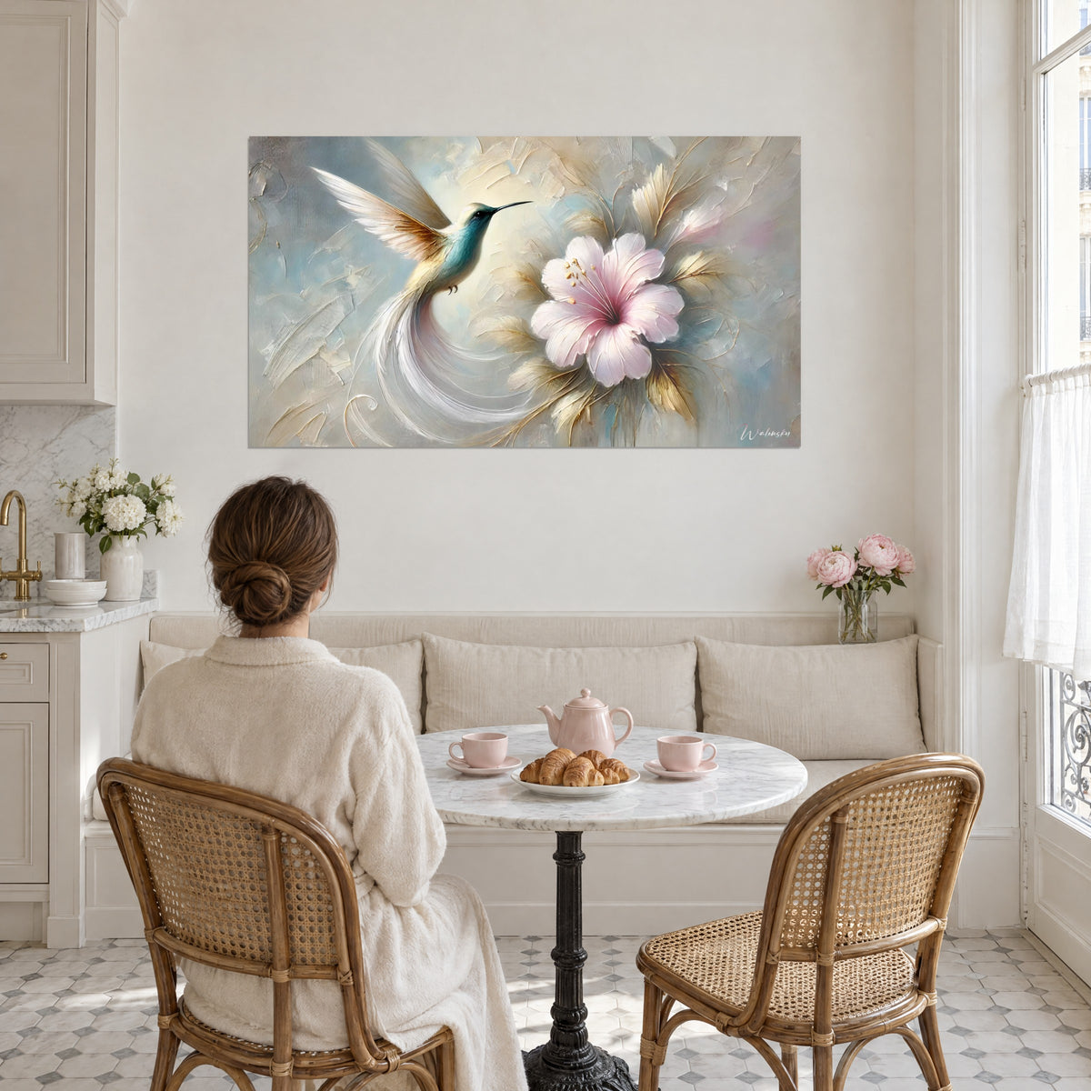 Gemälde mit kleinem seegrünen Vogel und seinem Schweif aus weißen Segeln neben einer rosa Blüte, beige Spachtelstriche, in einem Esszimmer