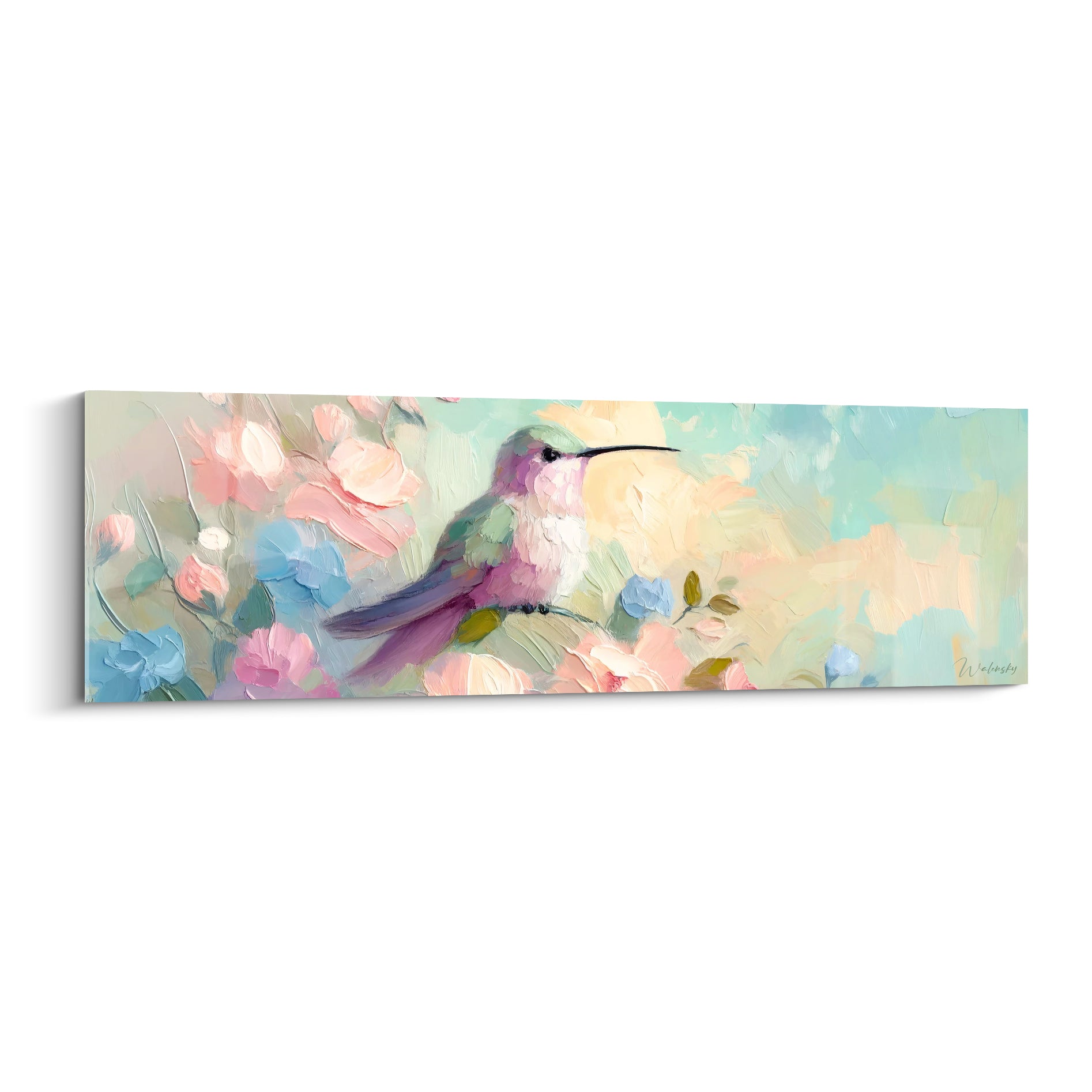 Colibri mauve et vert au bec fin, posé parmi des fleurs roses et bleu pastel peintes au couteau