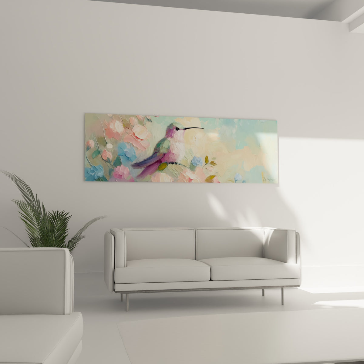 Entouré de fleurs pastel, ce colibri mauve et blanc orne un salon lumineux au-dessus du canapé