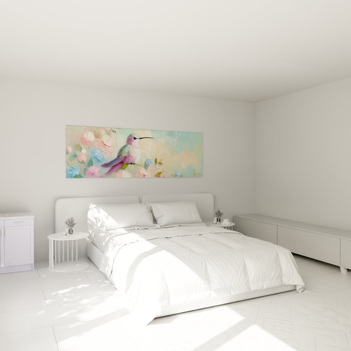 Perché sur une branche, ce colibri rose et vert domine une chambre claire au-dessus du lit