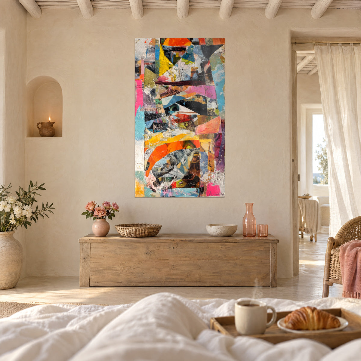 Cuadro patchwork de carteles rasgados en naranja, turquesa y amarillo mostaza, encima de una cama en un dormitorio luminoso