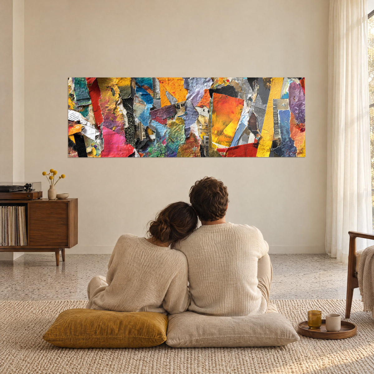Cuadro fresco de trozos de papel superpuestos, naranja brillante, violeta y verde, pareja de espaldas sentada sobre cojines mostaza